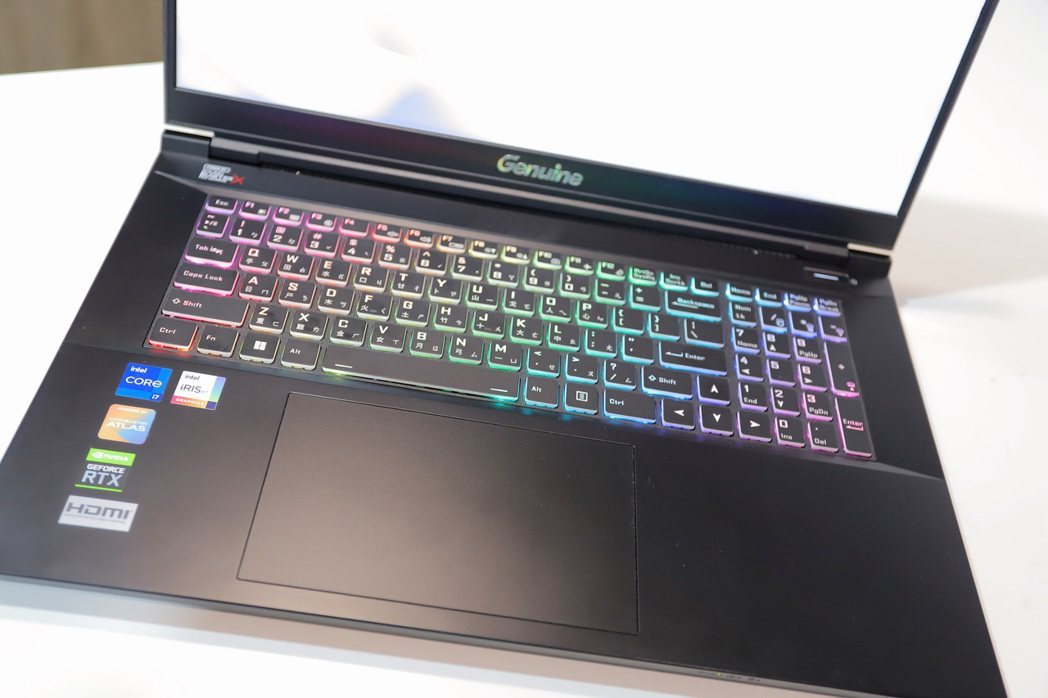 RGB背光鍵盤配上大尺寸滑鼠版彰顯17R的旗艦風範。 彭子豪／攝影