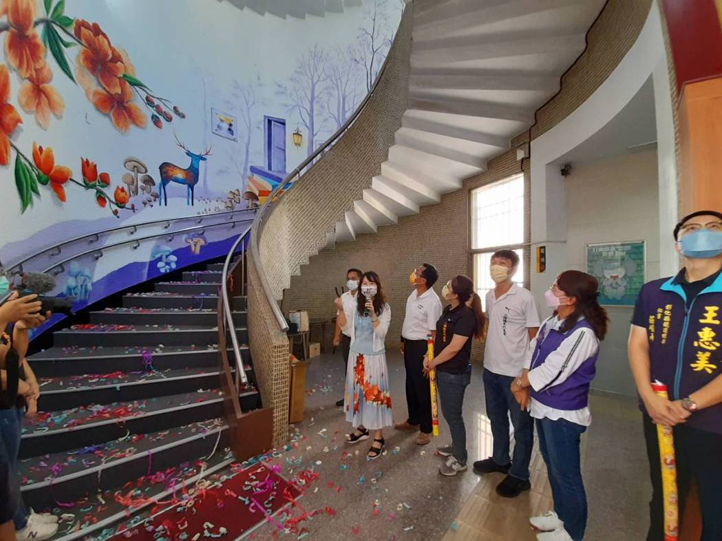 「二林鎮立圖書館」迴旋梯壁畫彩繪，由「武漢的女兒，台灣的媳婦」王莉老師以鎮內特色...