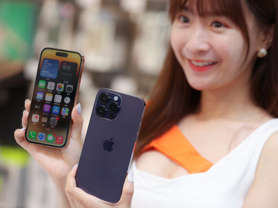 蘋果iPhone 14系列手機開賣，其中iPhone 14 Pro的深紫色款備受注目。聯合報系資料照／記者余承翰攝影