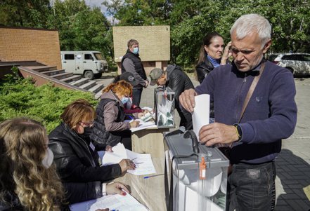 俄羅斯掌控下的烏克蘭4大地區今天連續第3天進行所謂的公民投票，俄國希望以此作為併吞領土的依據。歐新社