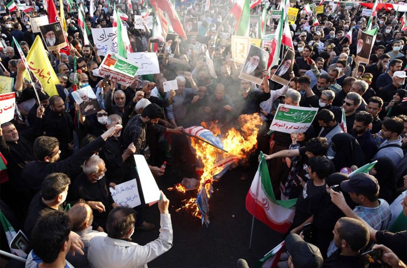 伊朗庫德族女子艾米尼日前遭「宗教警察」羈押後喪命，引發大規模抗議。 法新社