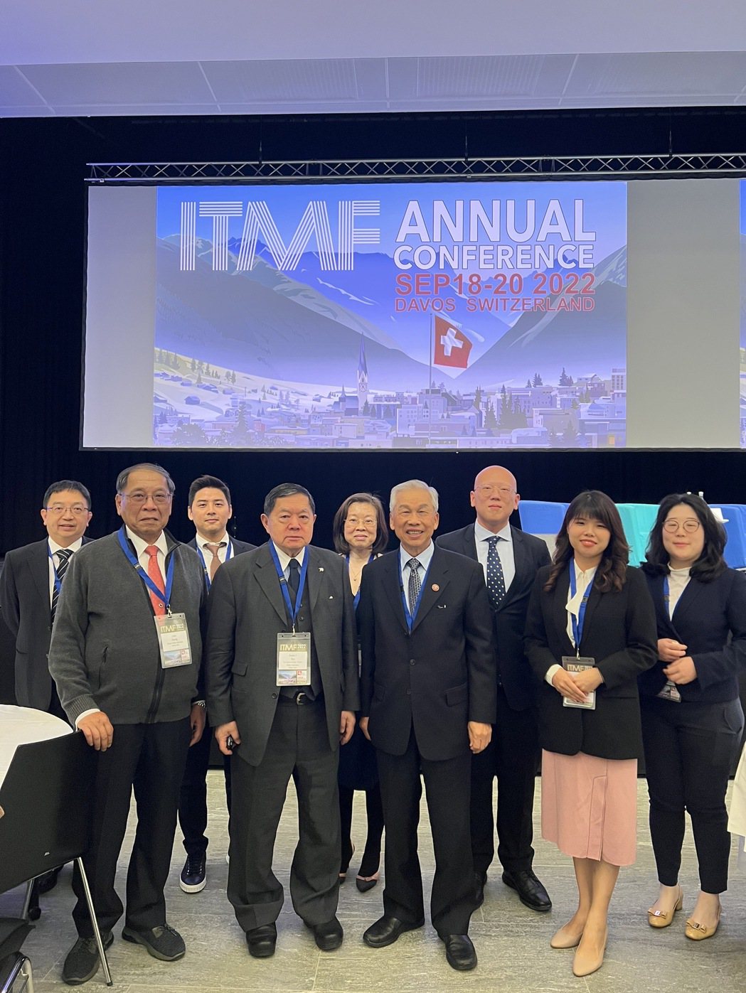 遠東新董事長徐旭東(左四)與紡拓會代表團於瑞士參加2022 ITMF年會。圖/遠...