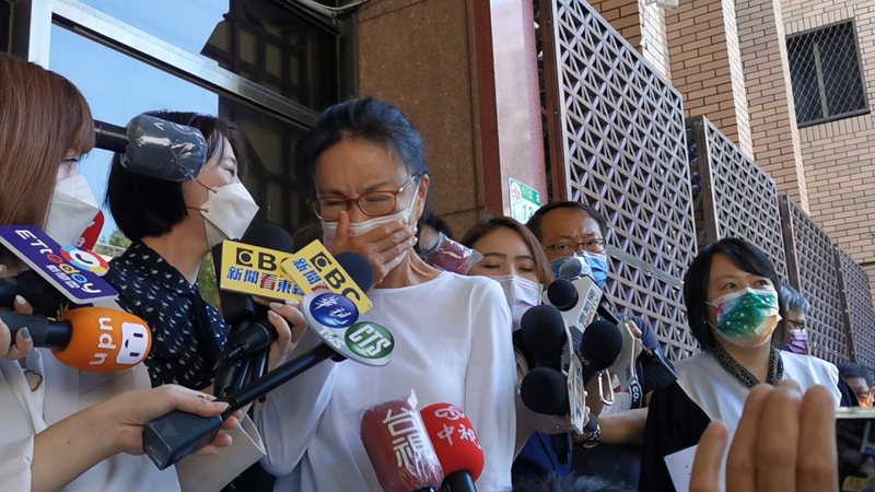 張淑娟選擇下車面對媒體對周玉蔻提告，一路哭進地檢署。記者蔣永佑/攝影