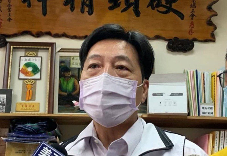 無黨籍桃園市長候選人鄭寶清變「歌手」唱出理念心聲。本報資料照