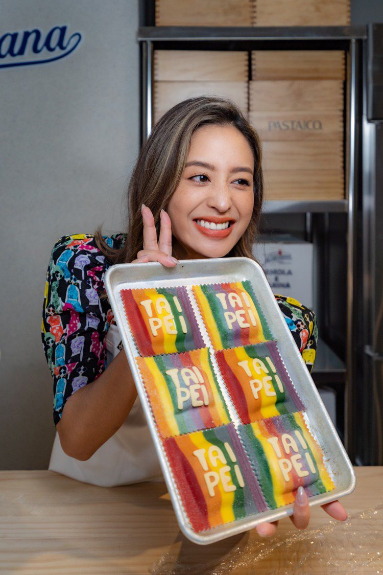 「彩虹義大利麵」將於十月的內用餐期每日限量供應，同時在美食市集販售彩虹新鮮生麵。...