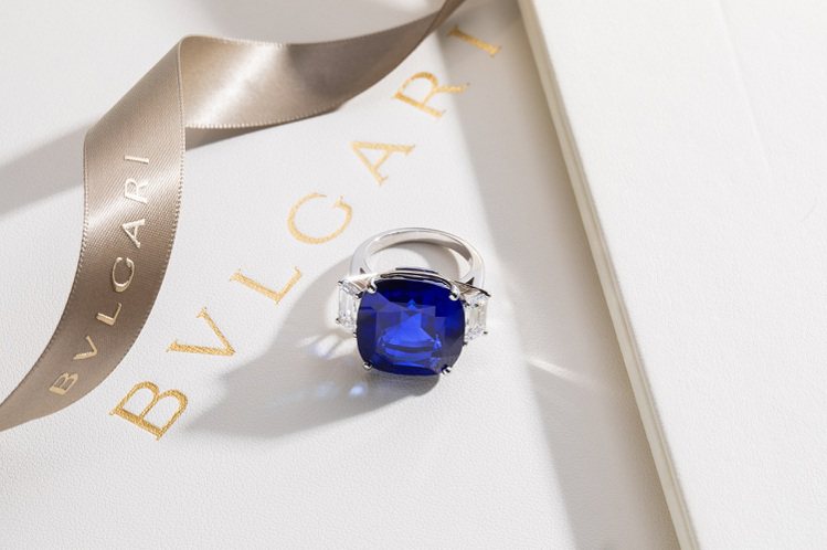 BVLGARI MAGNIFICA系列頂級藍寶石與鑽石戒指，鉑金鑲嵌1顆枕形切割喀什米爾藍寶石重約29.88克拉與2顆祖母綠切割鑽石各約1.23克拉。圖／寶格麗提供