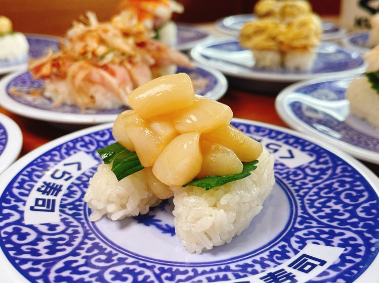 盛的滿滿貝柱握壽司40元。圖／藏壽司提供。