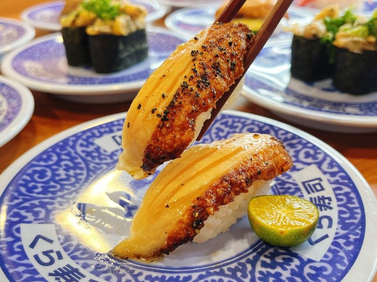 炙烤黑胡椒醃漬鮭魚肚40元。圖／藏壽司提供。
