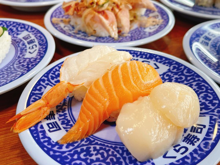 嚴選北海道大帆立貝、鮭魚、赤蝦三樣奢華食材的「豪華三鮮」80元。圖／藏壽司提供。