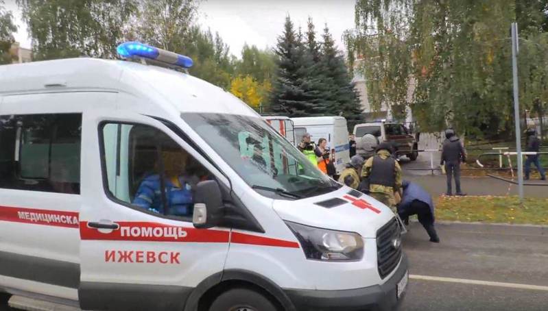 俄國內政部26日表示，俄國西部烏德穆爾特共和國首府伊熱夫斯克校園驚傳槍擊，已知造成6死20傷，當局表示死者中有孩童。警方也已尋獲槍手遺體。圖／擷取自推特