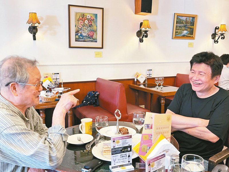 黃春明(左)、羅智成於明星咖啡館對談。（圖／宇文正攝影）