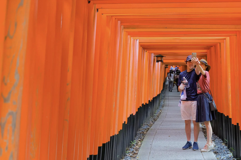 京都外國觀光客的行程由Instagram決定，伏見稻荷大社的朱紅色鳥居是非去不可的打卡景點。紐約時報