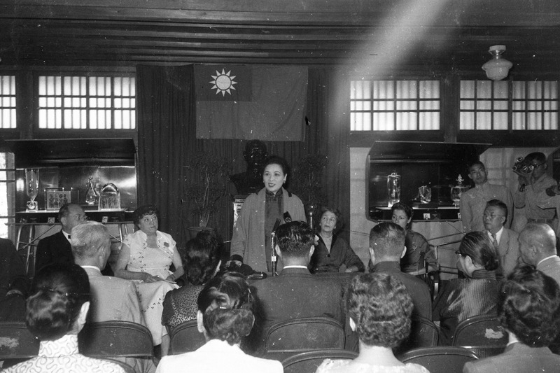 1956年9月27日，「鐫在玻璃器皿上亞洲藝術品展覽會」於國立歷史文物美術館舉行，邀請總統夫人蔣宋美齡（後排中）會主持揭幕及致開幕詞。圖／聯合報系資料照片