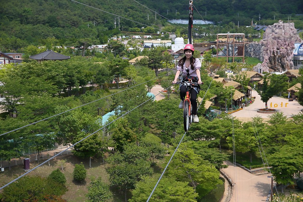 高度約7層樓的空中腳踏車，是加耶主題公園的人氣設施。記者陳睿中／攝影