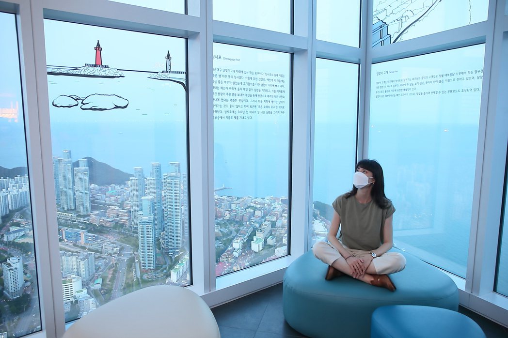 透過「海雲臺LCT Landmark Tower」觀景台，可以俯瞰釜山市景。記者...