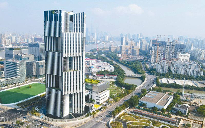 上海打造全球資管中心，國際金融中心邁向更高層級。圖為位於上海浦東新區的新開發銀行總部大樓。（新華社）