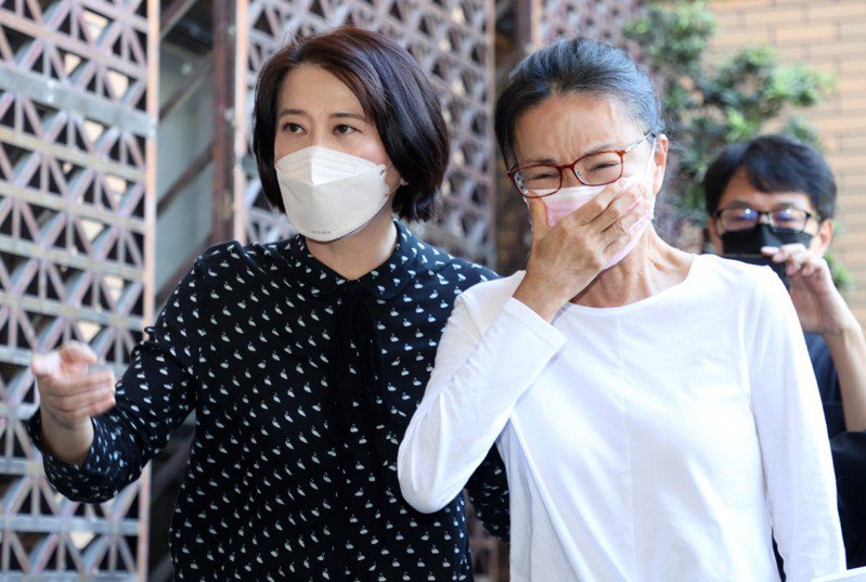 前中國小姐張淑娟（右）昨到台北地檢署控告周玉蔻，聲明中表示自己是住「郊區新店」，意外引發網友熱議。記者胡經周／攝影