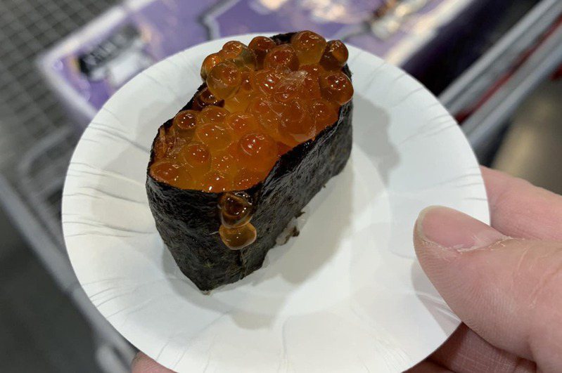 一位網友逛好市多，試吃拿到一整顆鮭魚卵壽司，令他感到驚訝。圖擷自《Costco好市多 商品經驗老實說》