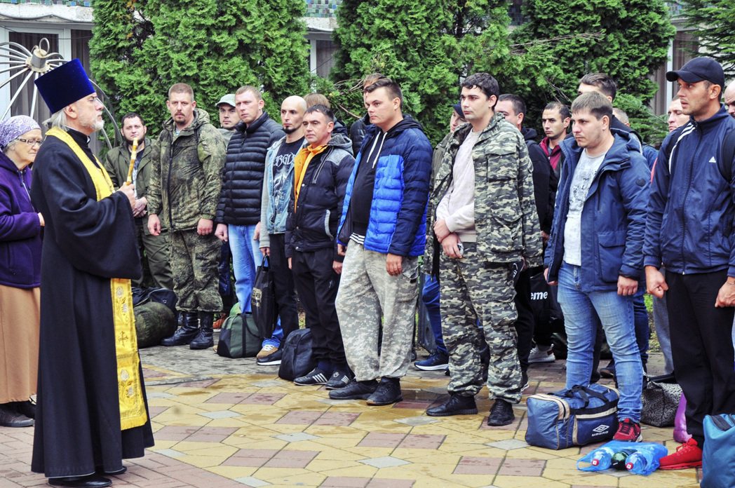 被動員的俄羅斯男性接受祝福中。 圖／歐新社