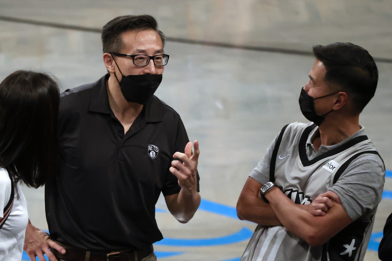 籃網老闆蔡崇信（左）。 歐新社