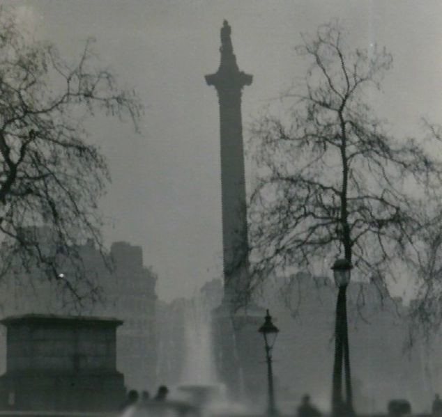 女王伊莉莎白二世繼位不久隨即遇上1952年倫敦大霧霾事件。 圖片來源：N T S...