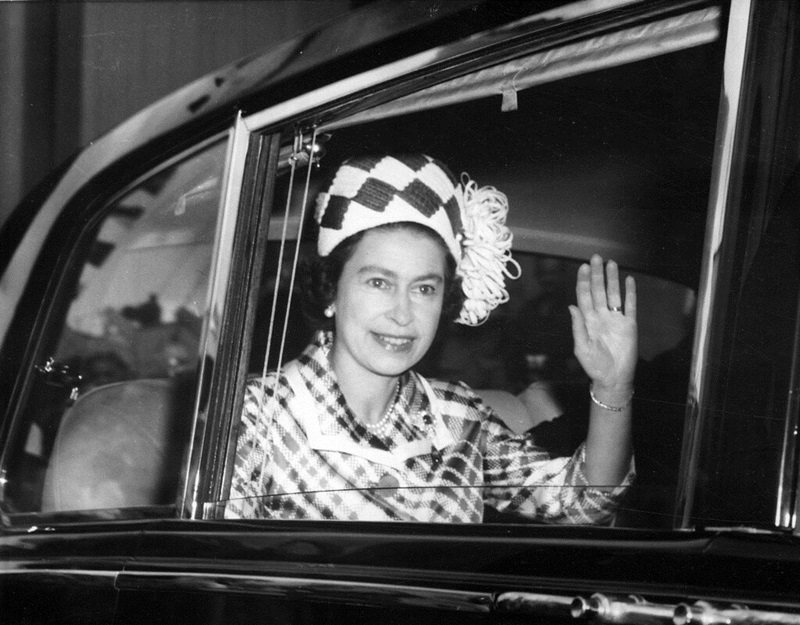 年輕的英國女王伊麗莎白二世為了工作，需要經常往來各國。圖為1970年攝於澳洲。 ...