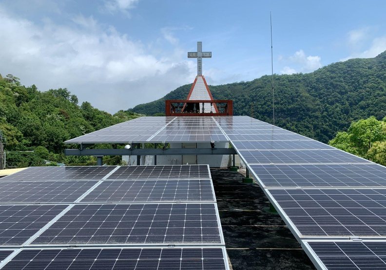 比亞外長老教會屋頂上目前已有14.625kWp太陽光電系統。黃立安攝
 遠見提供
