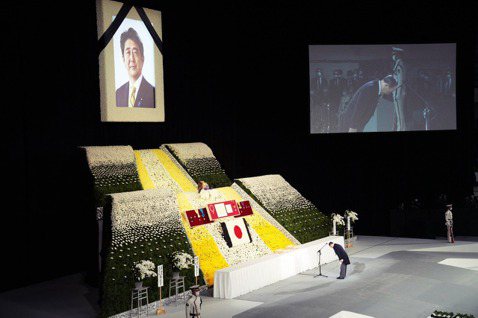 安倍晉三的國葬儀式上，安倍的政壇老友——前首相的「令和大叔」菅義偉——以日本維新...