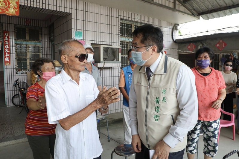 黃偉哲今天探訪102歲人瑞。圖／台南市府提供