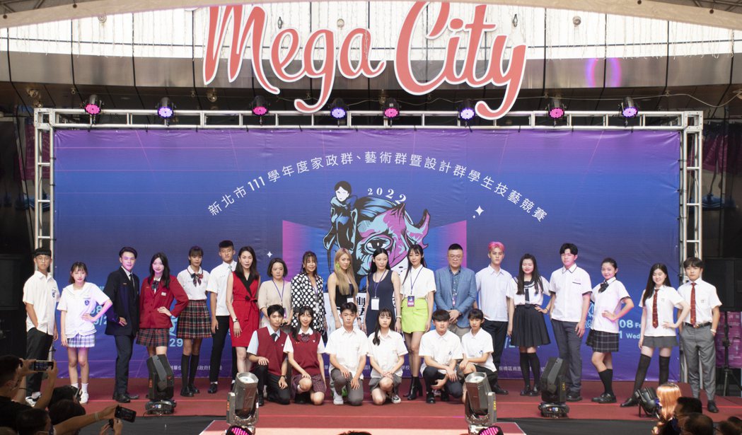 2022鬥艷模特兒初賽大合照，(左10)新北市政府教育局劉明超副局長出席活動。