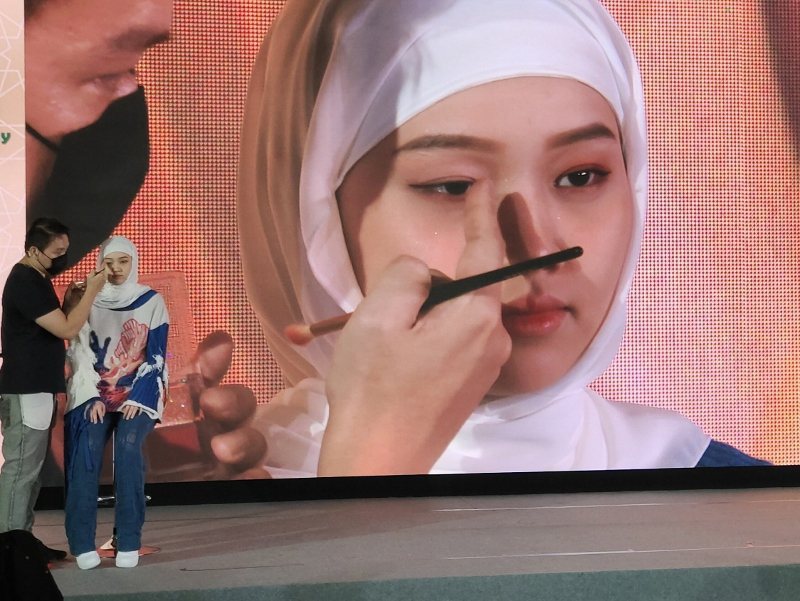 美妝師示範使用1028品牌產品，打造穆斯林國家女性適合的眼妝。 徐妤青／攝影