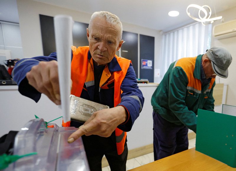 克里姆林宮扶植的當局在烏克蘭4個大半受到俄軍控制的地區，舉行加入俄羅斯聯邦的公投，預計今天結束投票。路透社