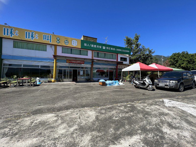 台東縣鹿野鄉餐廳「咊咊叫」受到地震影響，餐廳傾斜無法住人，一家4人只能搭帳篷住在屋外。中央社