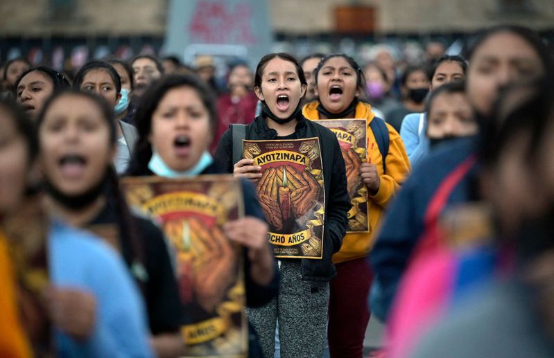 2014年，墨西哥有43名學生在前往示威的途中失蹤，至今下落不明。在8週年這一天，數千名示威者，包括失蹤學生家長再次走上街頭，要求讓真相水落石出。法新社