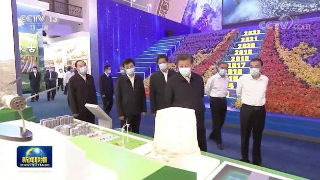 中共總書記習近平（右三）星期二（9月27日）到北京展覽館，參觀“奮進新時代”主題成就展。圖 /截自央視新聞