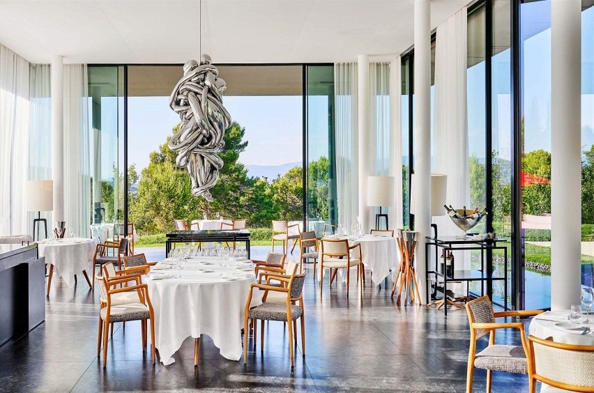 La Villa Coste餐廳中央處美國藝術家Louise Bourgeois...