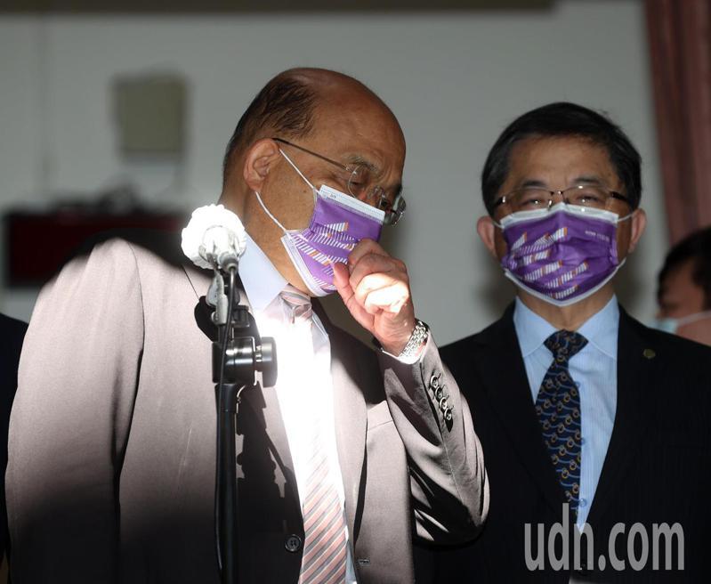 行政院長蘇貞昌（左）在立院受訪時，對疫情罹難者者感到「遺憾、難過與不捨」。記者林澔一／攝影