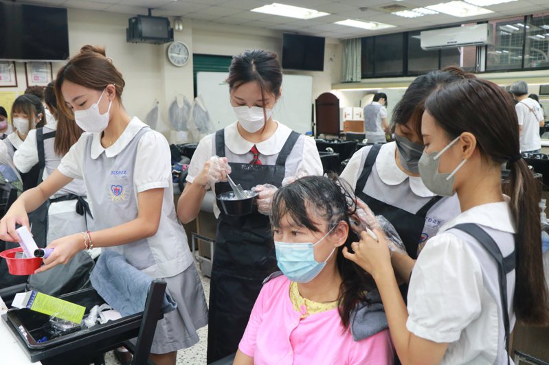 台南市長榮女中美容科學生敬師，為老師染髮做造型。記者鄭惠仁／攝影