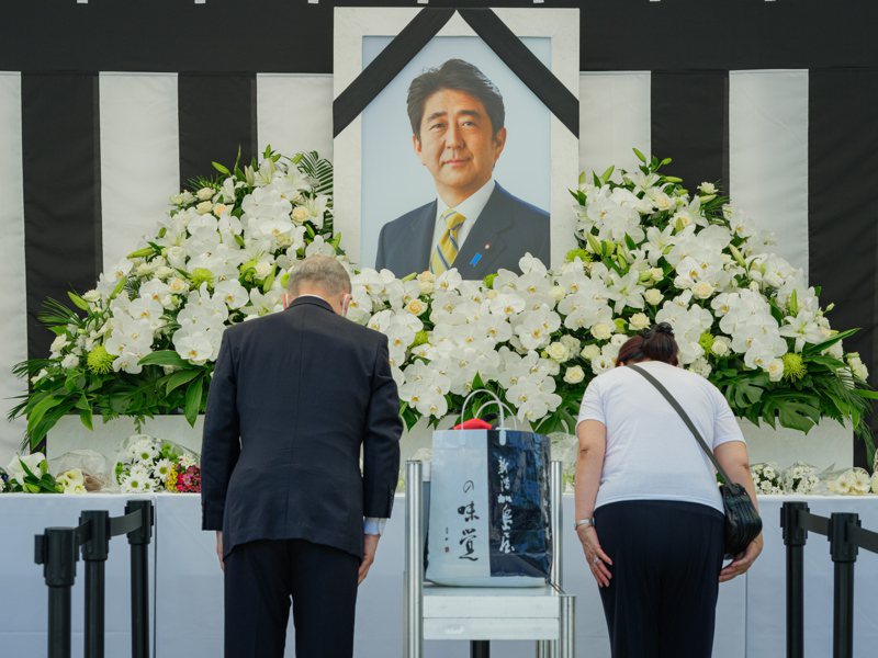 日本昨（27日）為前首相安倍晉三舉辦「國葬」，在各國代表獻花時，日本政府唱名「台灣」。日本政府今（28日）說，日本外交藍皮書及外務省官網等都使用「台灣」，所以這次也使用這個名稱。歐新社