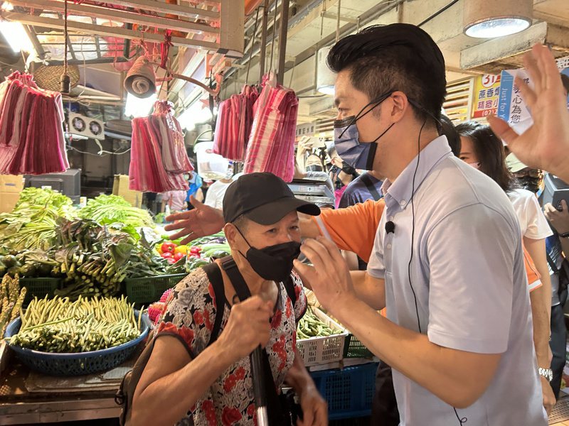 國民黨台北市長參選人蔣萬安今前往木柵市場拜票。記者潘才鉉／攝影