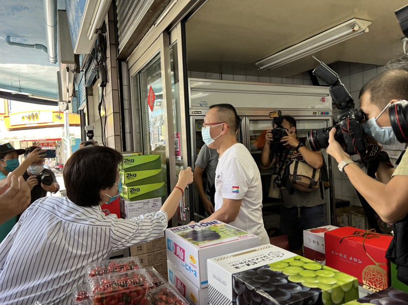 無黨籍台北市長參選人黃珊珊(左)今天到長春市場拜票。記者徐偉真／攝影