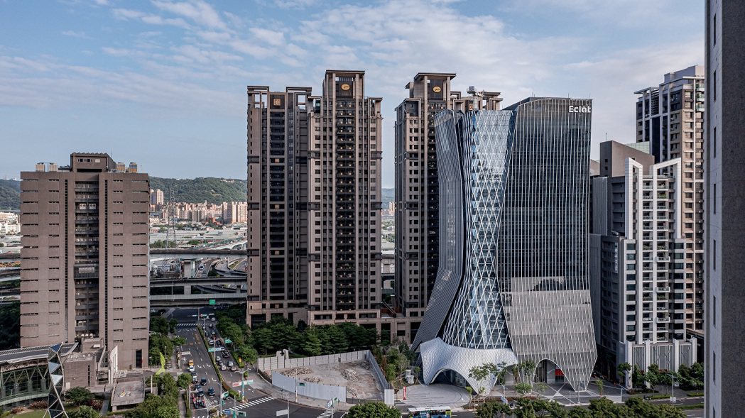 新莊儒鴻企業總部今日正式啟用，公司斥資64億元，打造地下4層樓、地上19層樓的特...