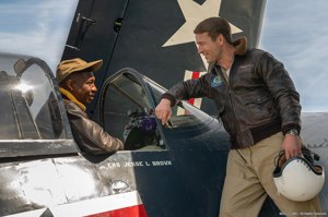 電影決戰38度線描寫兩為黑白海軍飛行員的袍澤情誼，F-4U戰機座艙內是美海軍第一位黑人戰鬥機飛行員布朗，由梅傑斯飾演（Jonathan M. Majors）。圖／取自索尼影頁網站