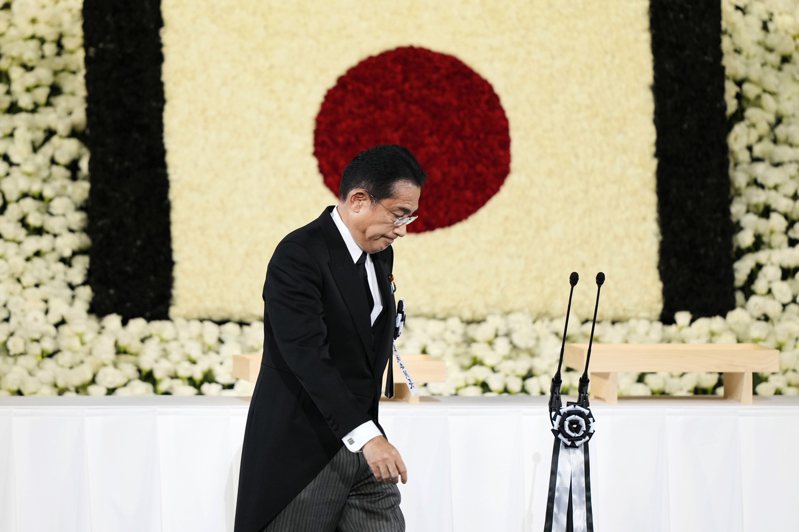 日本首相岸田文雄在安倍晉三國葬典禮上致詞。（美聯社）