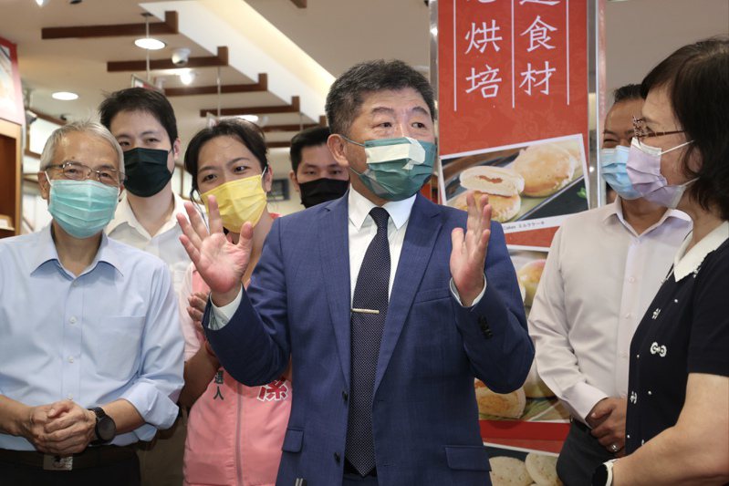 民進黨台北市長參選人陳時中今天下午參訪佳德餅店，了解店家產業經營需求。記者林俊良／攝影