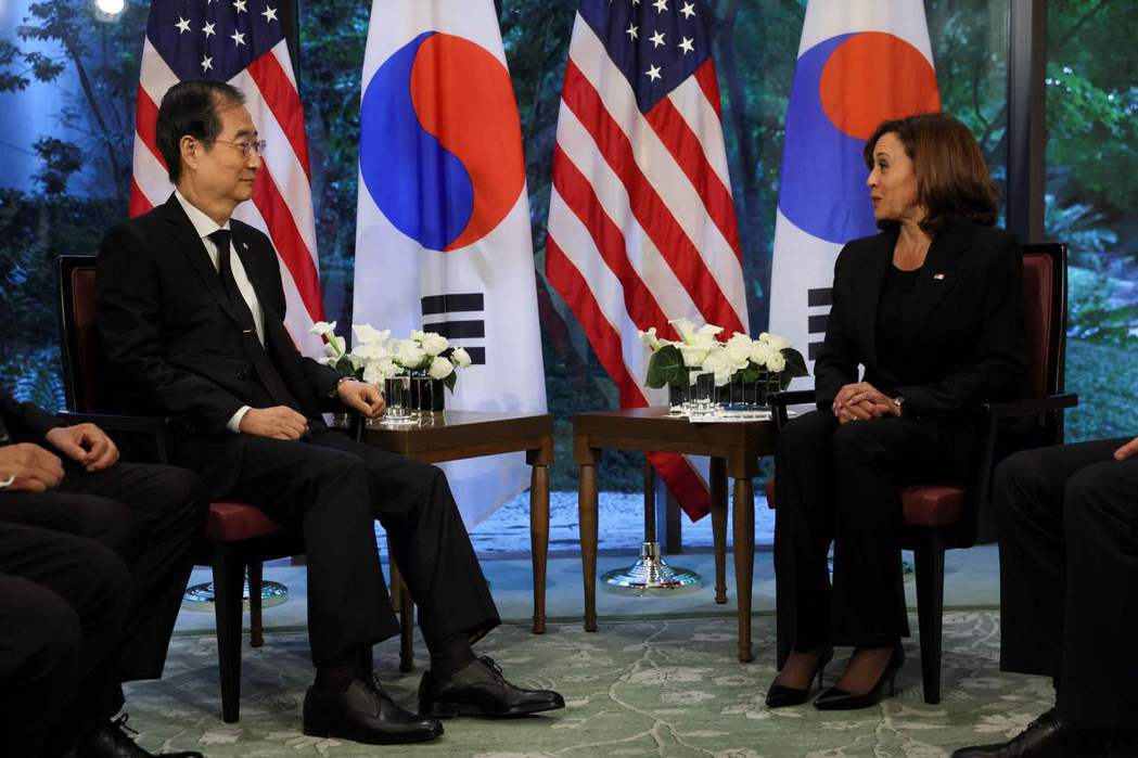 美國副總統賀錦麗（右）27日在東京大倉酒店跟南韓國務總理韓德洙舉行會面。法新社