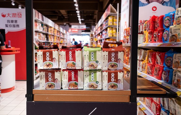 「惦惦吃乾拌麵」已於實體通路販售，各大網路購物平台也買得到。圖／味王、艾食上提供