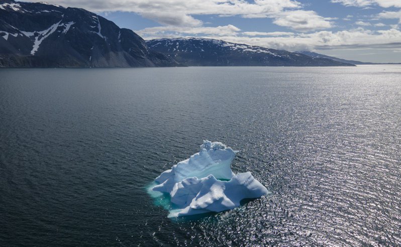 「解凍格陵蘭」採訪團隊前進到格陵蘭的艾奇冰川，這座估算高兩百公尺的冰山，全世界研究極端氣候的專家對其變化極其關注，也可以作為台灣理解氣候變遷的最前線。記者余承翰／攝影
