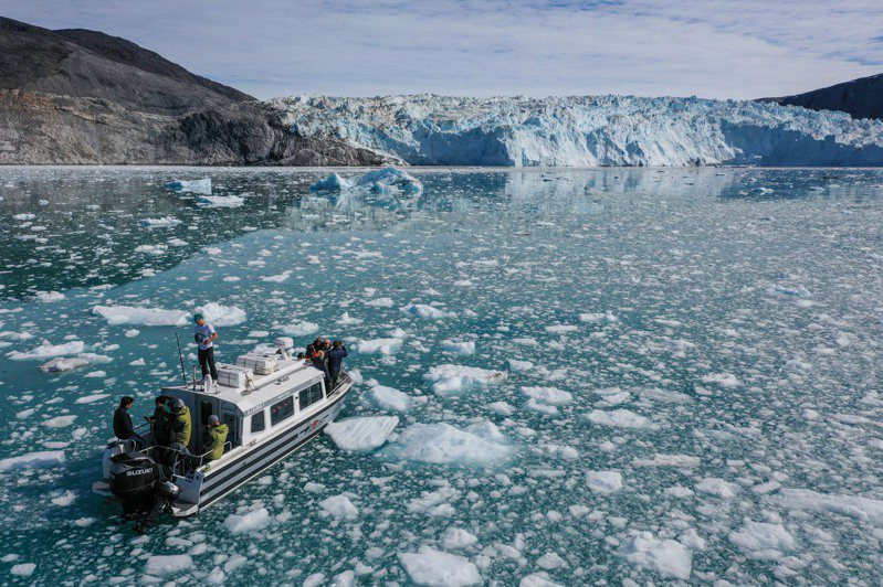 格陵蘭艾奇冰川的浮冰滿布，讓採訪團隊搭乘的船只能停留在八公里遠，但都能聽見冰川墮入海的巨大聲響，反覆的崩塌也傳遞出氣候變遷的警訊。記者余承翰／攝影