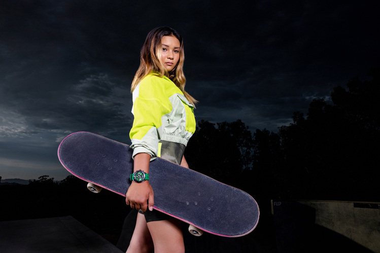 年僅14歲的「雙刀流」衝浪與滑板天才少女Sky Brown成為泰格豪雅全球品牌大使。圖／TAG Heuer提供